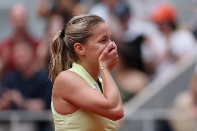 Den polske tennisspiller Maja Chwalinska ved ikke selv, hvad der foregår, men hun er i semifinalen ved French Open.