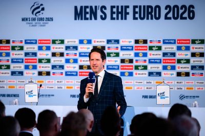 EHF-chefen Thomas Schöneich kender Jyske Bank Boxen og Herning indgående fra adskillige slutrunder. Her styrer han slagets gang ved den såkaldte mediedag forud for EM 2026 for knap fem måneder siden.