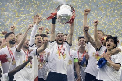 AGF's Henrik Dalsgaard løfter pokalen, efter aarhusianerne vandt DM-guld. Det blev sidste stop i karrieren.