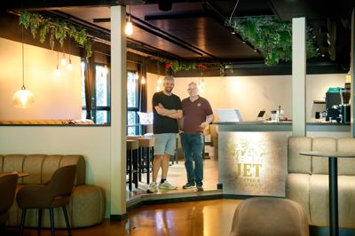 Selahattin Baser (t.v.) og Tom Henriksen er klar til at vise Jet Coffee & Cocktails i Østergade frem for gæsterne fra på fredag