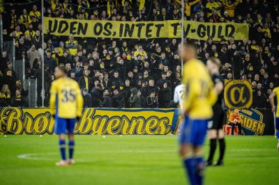 Brøndbys fans viste deres utilfredshed med kamptidspunkterne i Superligaen, da klubben mødte OB i oktober. På et medbragt banner stod der »Uden os, intet tv-guld«.