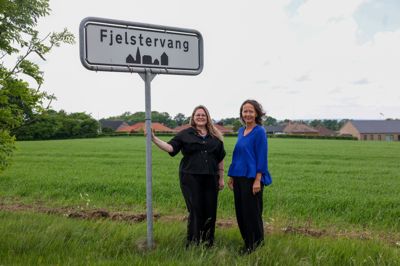 Alice Falk Jensen (t.v.) og Birthe Husted fra bosætningsgruppen i Fjelstervang har svært ved at få armene ned, efter der er indgået ny aftale med Stokholm H.U.S. om at bygge fem »Natur Villa« i udkanten af byen. Ja faktisk lige ved byskiltet og på grænsen til Herning Kommune.