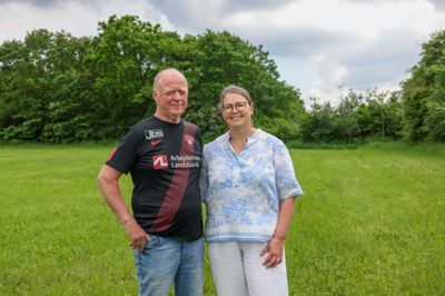 På mange måder er Ninna og Niels Erik Nilsson prototypen på dem, Fjelstervang satser på som tilflyttere. De kommer fra Herning Kommune, de investerer i byen og de bakker op om livet i landsbyen, der ligger som den østligste by i Ringkøbing-Skjern Kommune.