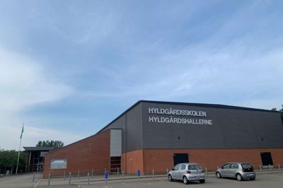 En 10-årig dreng blev i aftes forsøgt lokket ind i en hvid varebil ved Hyldgårdshallerne. Det er endnu et eksempel på et forsøg på at lokke børn ind i biler i Ikast.
