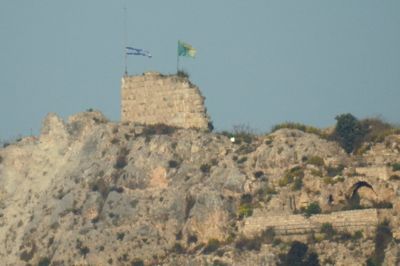 Søndag meddelte Israels forsvarsminister, at israelske soldater havde indtaget middelalderborgen Beaufort og hejst det israelske flag. Nu siger forsvarsministeren, at soldaterne vil blive i området foreløbigt.