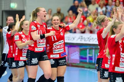 Kathrine Heindahl (nummer 10) fejrer det danske mesterskab med stregkollegaen Rikke Iversen. Fra næste sæson skal Heindahl angiveligt kæmpe for succes til Ikast Håndbold.