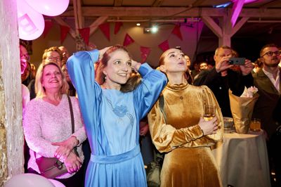 Zenia Stampe og Samira Nawa er her fotograferet på valgaftenen ved folketingsvalget i marts, hvor de begge blev valgt ind for De Radikale. De blev onsdag udnævnt til ministre, og nu tager de orlov fra Folketinget.