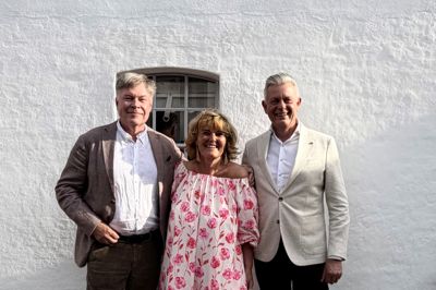 Jubilarerne Lars Melson og Inge Andersen stillede op til fotografering sammen med Claus Beier (t.h.), som er koncerndirektør i Ege Carpets.
