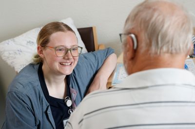 Matilde Knivford var ikke i tvivl om, at hun skulle takke ja, da hun blev tilbudt et fast job som social-og sundhedsassistent. Ikast-Brande Kommune oplever nu flere elever, som vælger at blive i faget. Vi har undersøgt, hvorfor udviklingen tilsyneladende er ved at vende lokalt.
