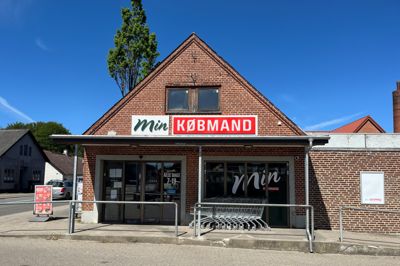 Købmandsbutikken i Klovborg har det ikke let. Der opstod et stort underskud sidste år, men medarbejderne og bestyrelsen nægter at give op.