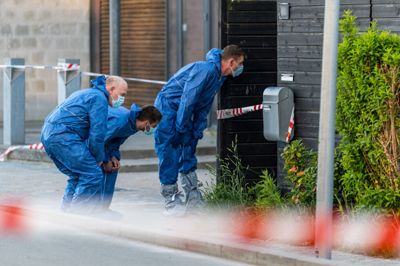 Politiets kriminalteknikere søgte efter spor på Kurvemagerstien efter dødelig sprængning af håndgranat den 25. maj. En stribe personer er siden blevet anholdt i sagen.