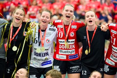 Kathrine Heindahl (nummer 10) fik tidligere på ugen en drømmeafslutning på sin tid i Team Esbjerg med sit tredje danske mesterskab på fire år. Nu skifter den stærke stregspiller og forsvarsprofil til Ikast Håndbold.