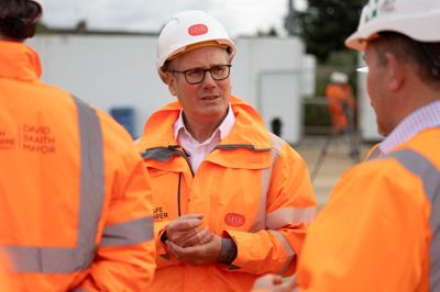 Keir Starmer er på besøg på en byggeplads i York torsdag, hvor han har udtalt sig til journalister om en række Elon Musk-opslag om drabssag.