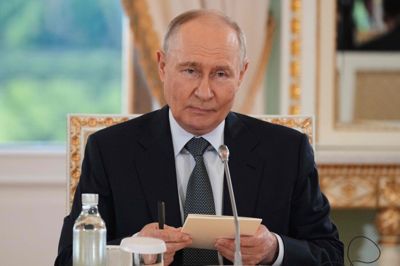Putin mødes med journalister fra internationale nyhedsbureauer under Sankt Petersborgs Internationale Økonomiske Forum.