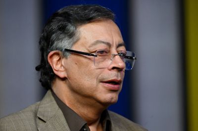Colombias præsident, Gustavo Petro, ses udtale sig under interview med AFP i hovedstaden Bogotá torsdag. Her siger han, at USA's allierede i Colombia begår folkedrab og handler med narko.