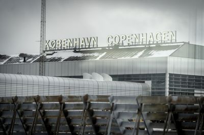Fredag morgen kort efter klokken ni landede en 28-årig hollandsk statsborger i Københavns Lufthavn, og umiddelbart efter blev han anholdt i en sag om grove overfald. Han ankom til Danmark fra Etiopien.