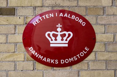 En 35-årig kvinde har fredag været fremstillet i grundlovsforhør i Retten i Aalborg. Hun nægtede sig skyldig i grov vold med døden til følge.