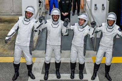 Tre astronauter og en kosmonaut tog i februar afsted mod Den Internationale Rumstation. Fredag truede en luftlækage med at starte en evakuering.