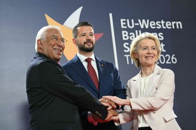 Montenegros præsident, Jakov Milatovi flankeret af EU's præsident, António Costa og EU-Kommissionens formand, Ursula von der Leyen.