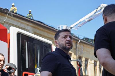 Ukraines præsident, Volodymyr Zelenskyj, mener, at hans russiske modparts afvisning af at mødes for at tale om en afslutning på krigen, viser, at Rusland ikke har noget ønske om at stoppe krigen. Her betragter Zelenskyj skaderne efter et massivt russisk angreb på hovedstaden Kyiv i forrige uge.