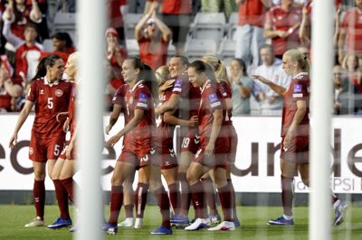 De danske spillere fejrer Cecilie Fløes mål til 1-0 i første halvleg.