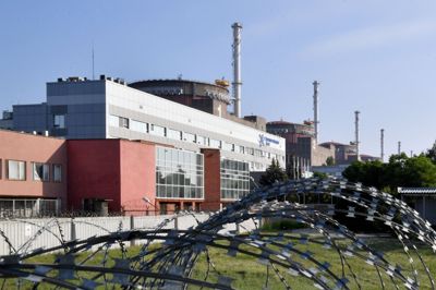 En våbenhvile er i kraft omkring det russisk-kontrollerede atomkraftværk Zaporizjzja i Ukraine, hvor der meldes om et droneangreb mod russiske mineryddere. Det er ikke bekræftet fra ukrainsk side. Hændelsen efterforskes, siger IAEA.