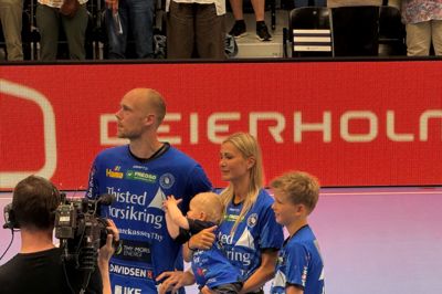 Henrik Toft havde familien tæt om sig, da han blev hyldet.