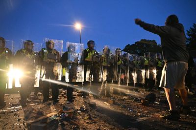 Britisk politi og vrede demonstranter stødte tidligere på ugen sammen i Southampton på grund af drabet på en 18-årig britisk studerende.