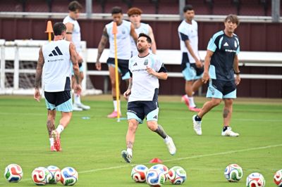 Lionel Messi trænede lørdag med resten af Argentinas landshold forud for en testkamp i USA. Han er ved at komme sig efter en muskelskade, siger landstræner.