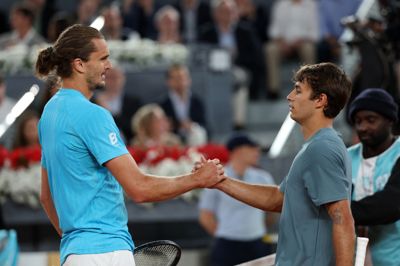 Alexander Zverev og Flavio Cobolli efter deres seneste møde i Madrid. Søndag står de to venner over for hinanden i French Open-finalen.