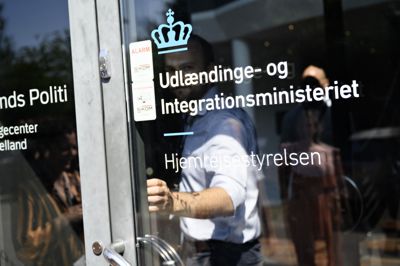 Den nye firepartiregering har ikke taget stilling til, om en arbejdsgruppe om dansk statsborgerskab skal afrapportere eller nedlægges, oplyser Udlændinge- og Integrationsministeriet.