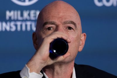 Fifas præsident, Gianni Infantino, tager en tår vand under et pressemøde i maj. Det samme kan fans til VM nu, efter at Fifa har ændret kurs med reglerne om vandflasker.