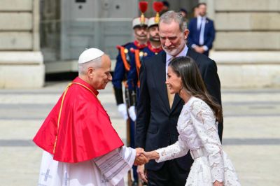 Pave Leo modtages af spaniens kong Felipe og dronning Letizia uden for kongeslottet i Madrid.
