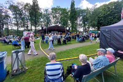 Musik i Lunden i Vildbjerg åbnede lørdag Kulturfest Herning med 40 elever fra Vildbjerg Skole på scenen. Resten af dagen og aftenen lyder programmet blandt andet på Festfabrikken og Dodo and The Dodos..