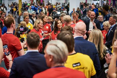 Der var rift om dronning Mary, da hun lørdag gæstede Boxen i anledningen af årets Lykkecup. Dronningen er her - sammen med Rikke Nielsen - i færd med at blive interviewet af Jan Gintberg efter en showkamp med flere kendisser.