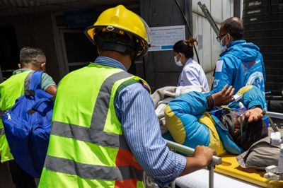 Læger og redningsmandskab bærer bjergbestigeren Dawa Sherpa til Hams Hospital i Kathmandu torsdag, efter at han havde været væk siden lørdag.