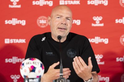 Landstræner Brian Riemer kunne lørdag fortælle, at Andreas Christensen trods udmelding om det modsatte kommer til at spille mod Ukraine.