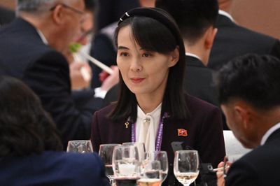 Kim Yo-jong, søster til Nordkoreas leder, understreger før besøg fra Kina, at landets atomvåbenprogram forbliver, som det er.