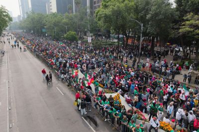 Tusindvis af mennesker indfandt sig lørdag på gaden Paseo de la Reforma i Mexico City for at deltage i historiens største »mexicanske bølge«.
