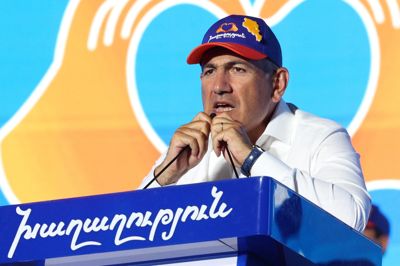 Armeniens premierminister, Nikol Pashinyan, og partiet Civil Contract står til at få flest stemmer ved søndagens valg i Armenien. Pashinyan har været premierminister siden 2018.