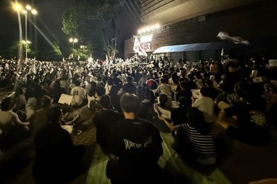 Natten til søndag sad mere end 1000 demonstranter fortsat uden for en håndboldarena i Seoul og krævede omvalg efter onsdagens lokal- og regionsvalg, hvor der var mangel på stemmesedler.