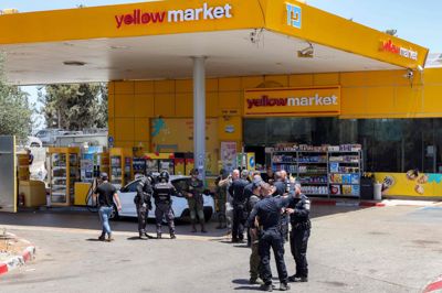 Israelsk sikkerhedspersonel har søndag samlet sig ved en tankstation i byen Kokhav Yair, efter hvad der i flere israelske medier beskrives som et terrorangreb. Seks personer meldes ramt, hvoraf én person er blevet dræbt, lyder det.