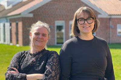 Heidi Jensen, (t.v.) og Mette Viftrup fra Beskæftigelse og fra Handicap og Psykiatri har sammen udgivet en bog om konsekvenserne ved at bruge kunstig intelligens i den kommunale administration.