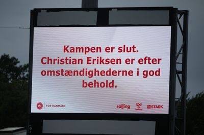 Christian Eriksen var ved bevidsthed og kunne selv gå hen til ambulancen på Odense Stadion.