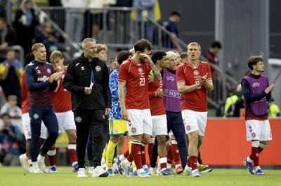 Flere spillere fra begge hold var berørte efter hændelsen, hvor danske Christian Eriksen faldt om på banen i søndagens testkamp mod Ukraine.