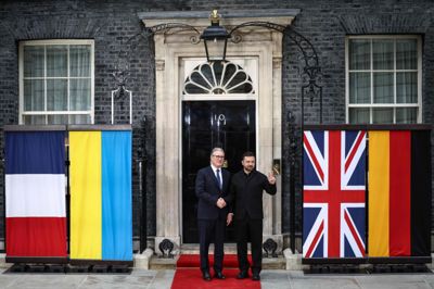 Storbritanniens premierminister, Keir Starmer, modtog søndag Ukraines præsident, Volodymyr Zelenskyj, foran Downing Street 10 i London.