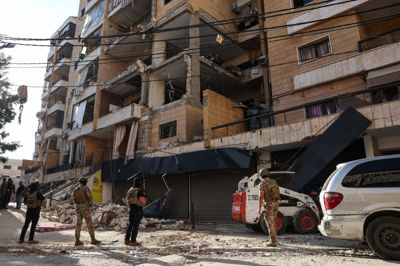 Beiruts sydlige forstæder blev søndag ramt af israelske angreb. Det fik Iran til at affyre missiler mod israelske mål. Israel svarer nu igen med bombardementer flere steder i Iran.