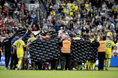 I samlet flok omringede de danske og ukrainske spillere Christian Eriksen, da han kollapsede, og de bevarede klyngen om ham, da han selv gik hen til den ventende ambulance.