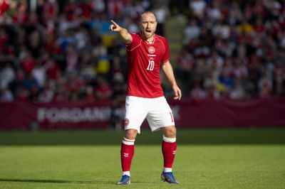 Christian Eriksen faldt om i anden halvleg af Danmarks kamp mod Ukraine, men kunne selv forlade banen.