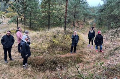 Limfjordsteatret beskriver FLOK som en sanselig og poetisk vandreforestilling, hvor publikum bevæger sig gennem naturen som en del af oplevelsen